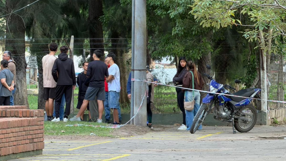Alumnos de la escuela Mariano Moreno hacen fila para retirar sus pertenencias.