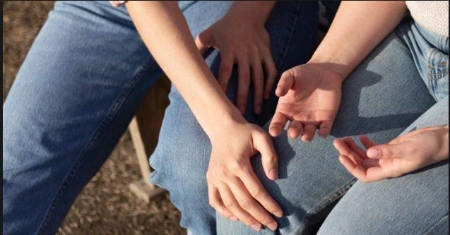 ¿Qué significa que un chico te toque la pierna?