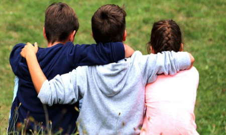 Aire de Santa Fe | Tres chicos abrazados adopción hermanos.png