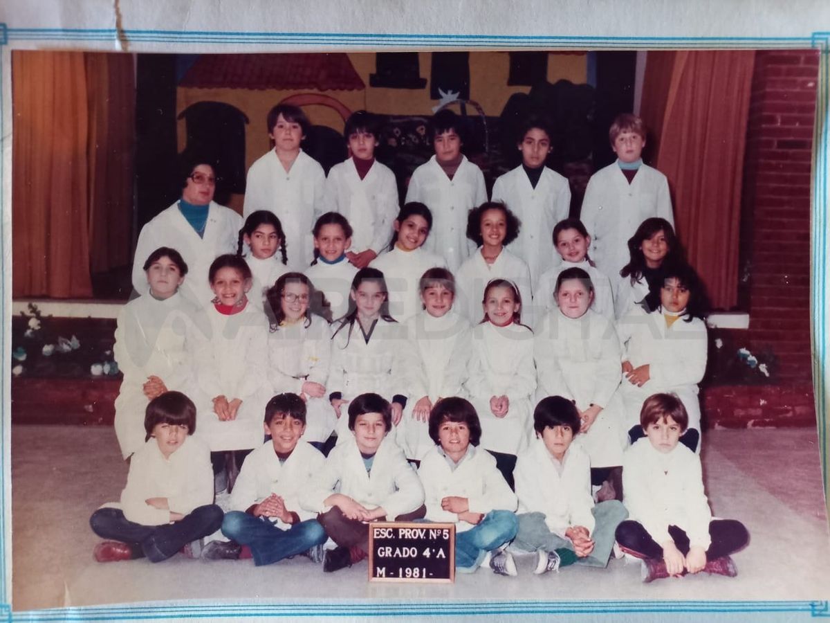 La maestra Clara junto a su grupo de alumnos de la escuela n° 5 de Santa Fe.