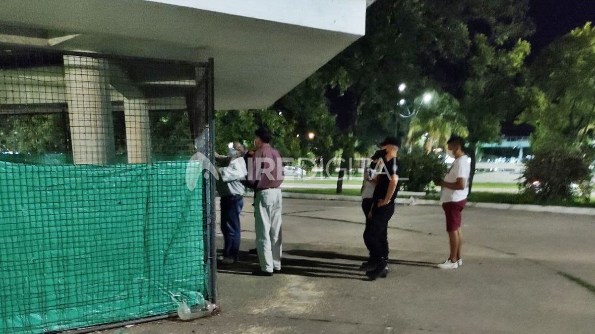 Los efectivos ingresaron a la caseta situada en el mencionado espacio de esparcimiento público, donde advirtieron que numerosas aves no estaban en buen estado.