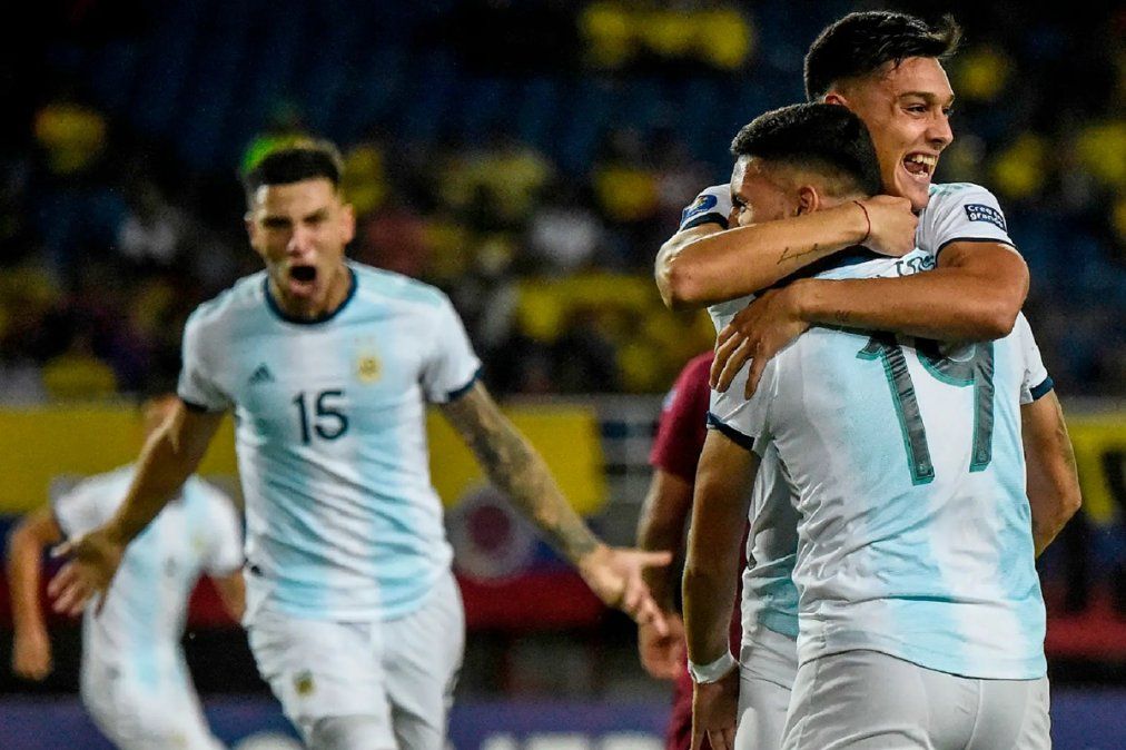 Argentina goleó a Venezuela y pasó con puntaje ideal