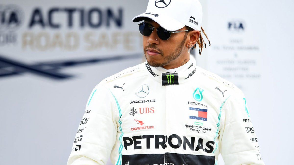Lewis Hamilton no pudo igualar el récord de 91 victorias en la Fórmula 1 de Michael Schumacher por una penalización de 10 segundos en el GP de Sochi.