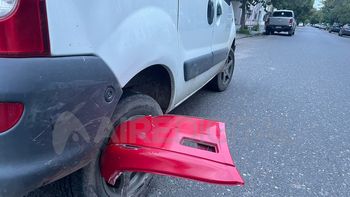 Choque y vuelco en Santa Fe: el guardabarro de un auto quedó incrustado en la rueda de una camioneta