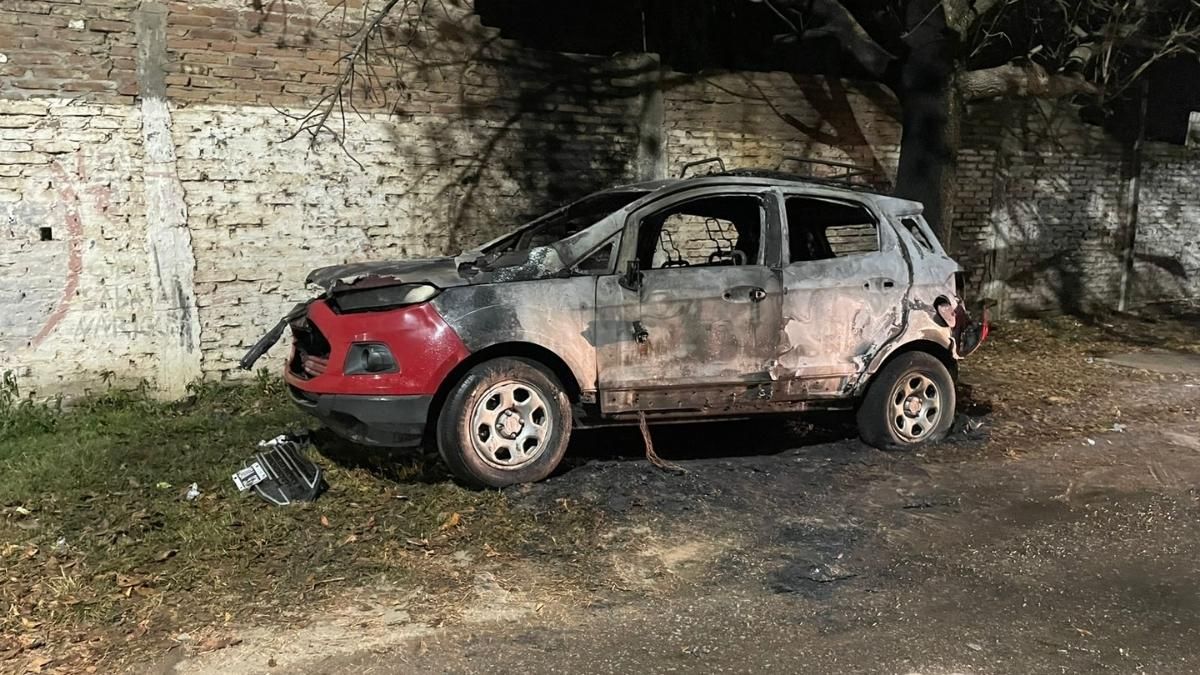 Así quedó la camioneta tras el incendio. Así quedó la camioneta tras el incendio.