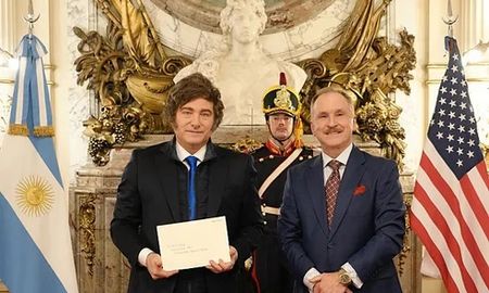 El presidente Javier Milei recibió este martes en la Quinta de Olivos al embajador de Estados Unidos en la Argentina, Peter Lamelas, en medio del conflicto abierto en Medio Oriente. El presidente Javier Milei recibió este martes en la Quinta de Olivos al embajador de Estados Unidos en la Argentina, Peter Lamelas, en medio del conflicto abierto en Medio Oriente.
