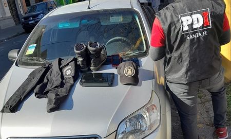 Al momento de la detención, los investigadores hallaron la indumentaria policial que el falso agente llevaba en su auto. Al momento de la detención, los investigadores hallaron la indumentaria policial que el falso agente llevaba en su auto.