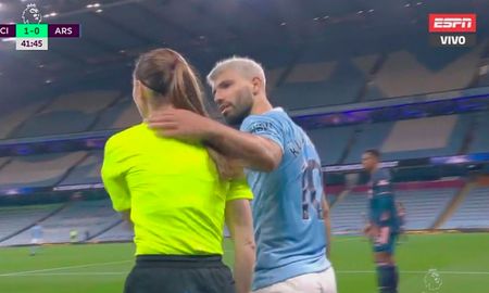 El Kun Agüero protagonizó una acción polémica cuando sujetó con su mano izquierda en la nuca a la jueza de línea Sian Massey por marcar un lateral a favor del Arsenal. El Kun Agüero protagonizó una acción polémica cuando sujetó con su mano izquierda en la nuca a la jueza de línea Sian Massey por marcar un lateral a favor del Arsenal.