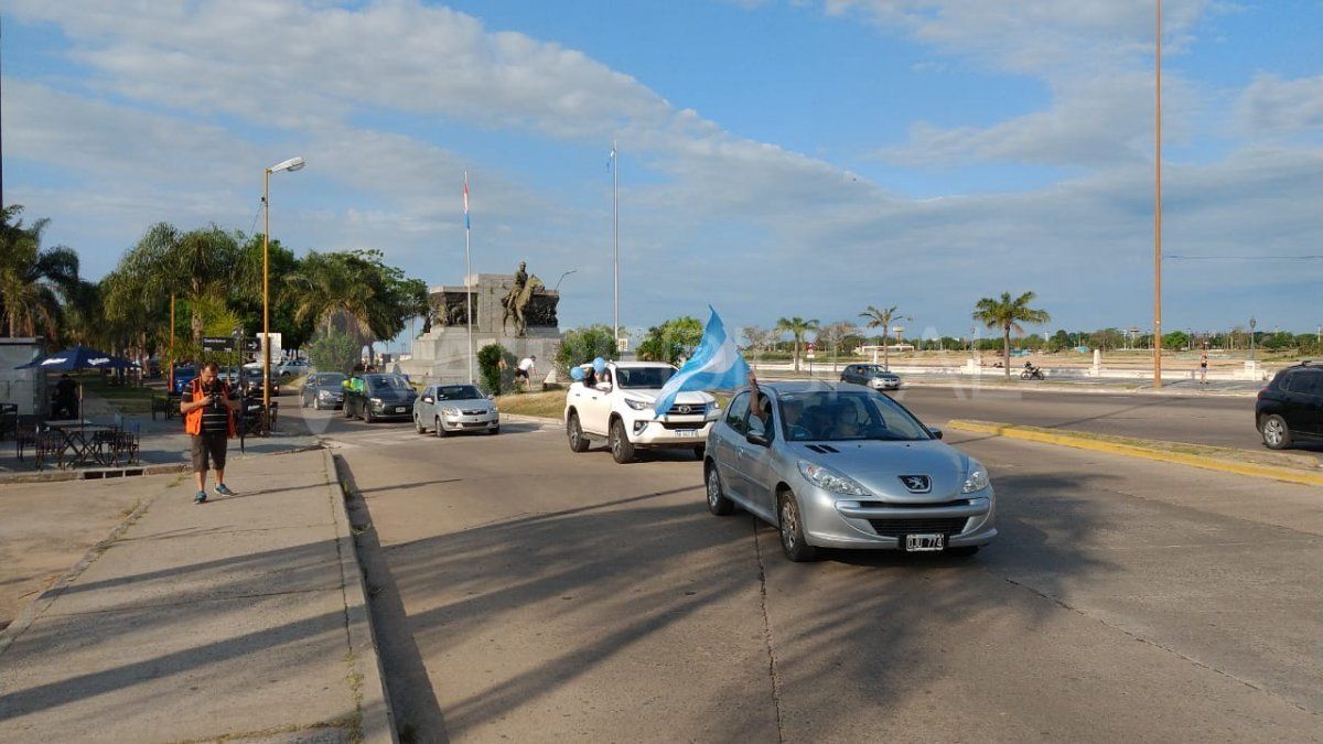 La caravana de padres y estudiantes del las escuelas secundarias y primarias de Santa Fe reclamaron la vuelta a las clases presenciales.&nbsp;