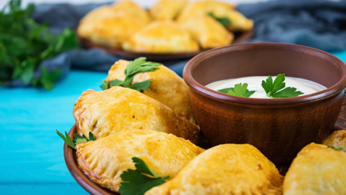 Las empanadas de pollo y salsa blanca son una buena opción para cocinar algo diferente. Las empanadas de pollo y salsa blanca son una buena opción para cocinar algo diferente.