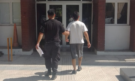 El muchacho asaltó tres veces en pocos días una sucursal de la heladería Grido en Santo Tomé. El muchacho asaltó tres veces en pocos días una sucursal de la heladería Grido en Santo Tomé.