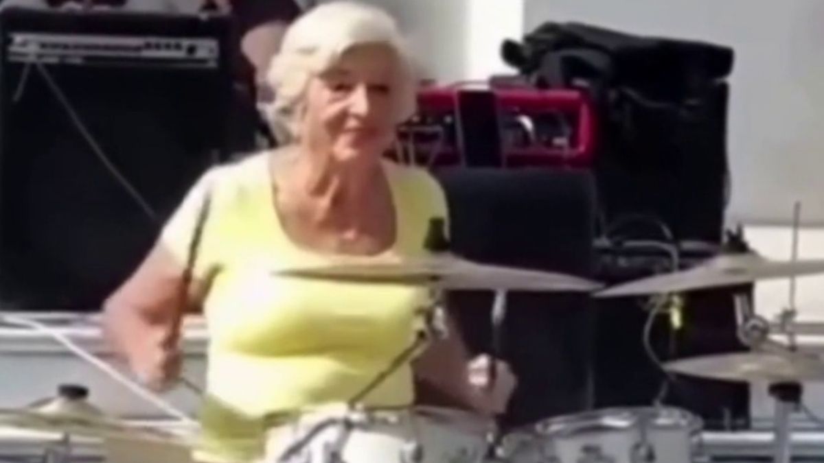 Captura del video de Elena Morini tocando la batería en la peatonal de Santa Fe Captura del video de Elena Morini tocando la batería en la peatonal de Santa Fe
