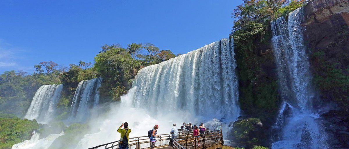 Turistas disfrutando de las cataratas del iguazú