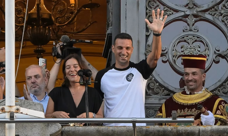 La alcaldesa Inés Rey junto a Lionel Scaloni. La alcaldesa Inés Rey junto a Lionel Scaloni.