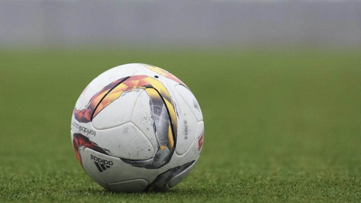 Foto de Peter Glaser en Unsplash Cómo invertir en el mundo del fútbol y apostar por la carrera de los deportistas.