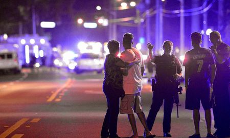 El sábado 19 de noviembre un hombre armado abrió fuego dentro de un club nocturno LGBT en Colorado Springs y asesinó a cinco personas. El sábado 19 de noviembre un hombre armado abrió fuego dentro de un club nocturno LGBT en Colorado Springs y asesinó a cinco personas.
