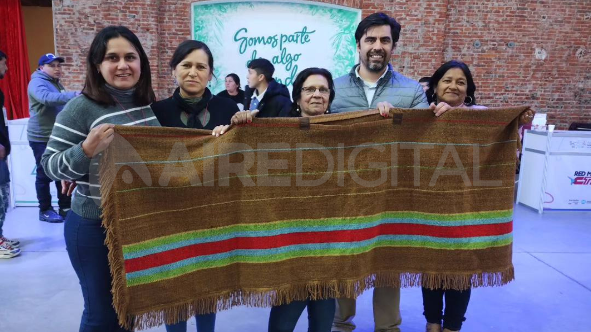 Una cooperativa de mujeres tejió un poncho santafesino que será entregado al Papa Francisco