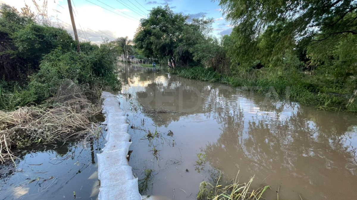 El agua que llega por el río Colastiné ingresa desde el norte al bañado de la laguna Ramírez e inunda las viviendas.