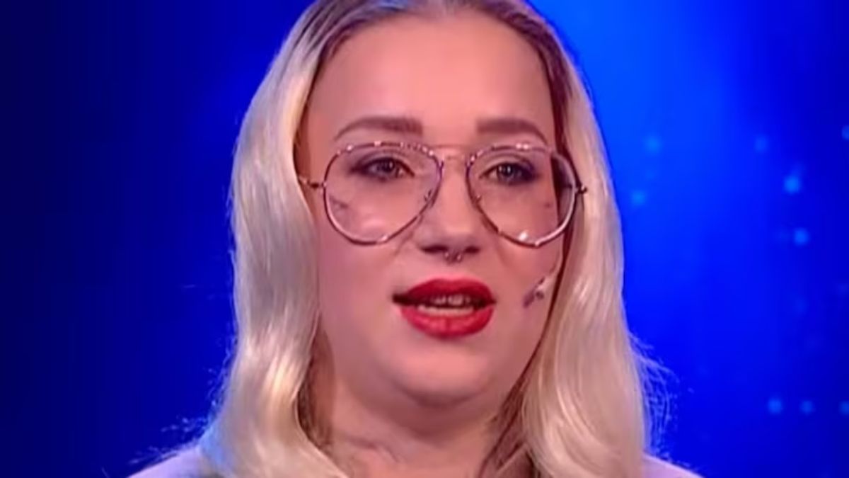 La influencer mostró en sus redes las heridas que le provocó el impacto del artefacto pirotécnico en medio de la vía pública.