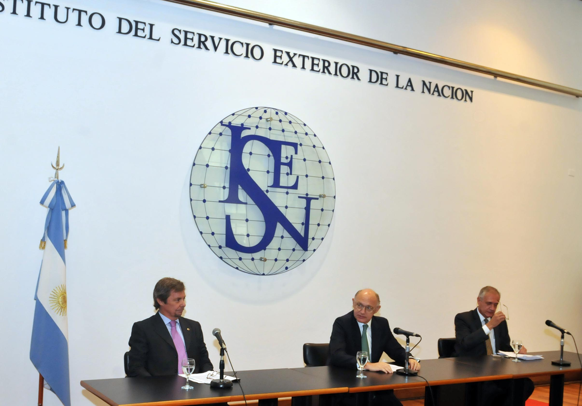 El ISEN es el organismo único de selección e incorporación de profesionales argentinos al Servicio Exterior de la Nación.