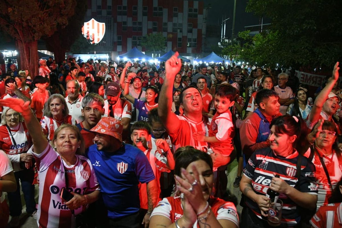Los hinchas de Unión coparon la previa ante Newells para festejar el aniversario 119 del club.