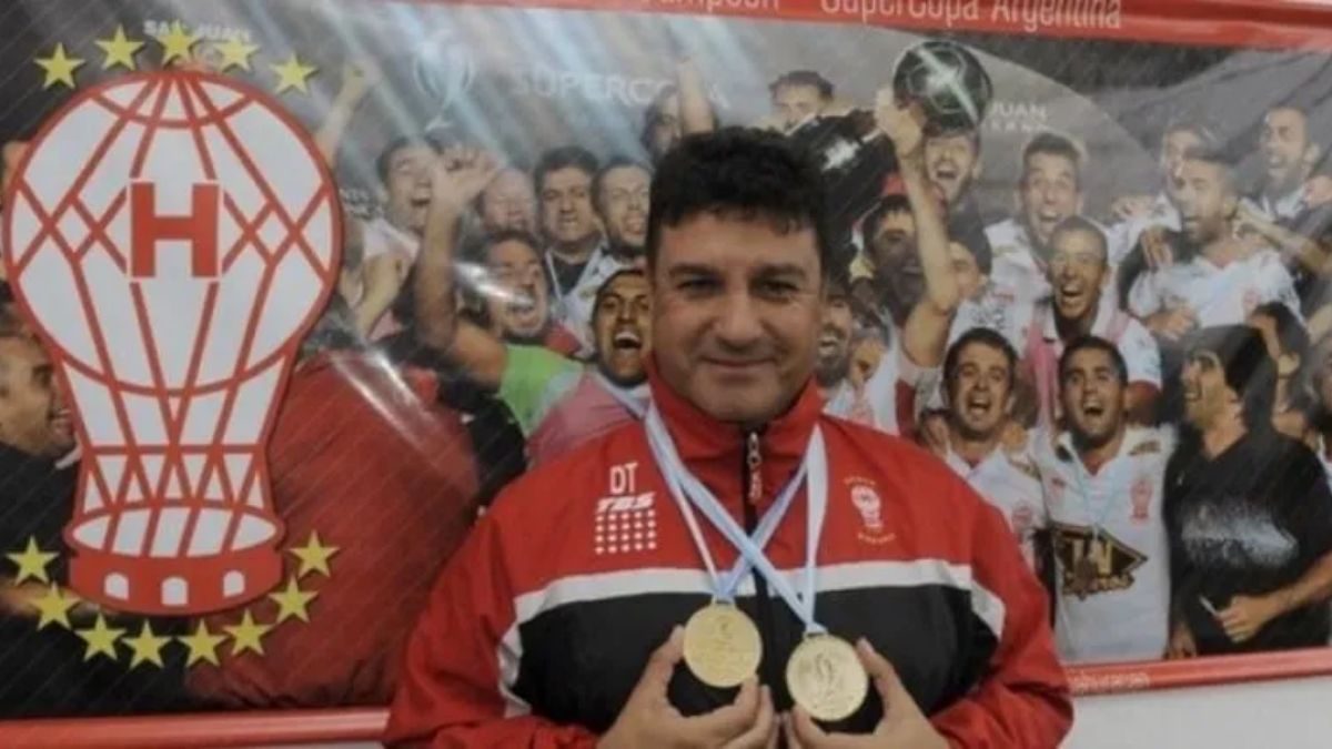 El entrenador de Huracán lanzó una repudiable frase al analizar una de sus etapas en el club de Parque Patricios y generó polémica.