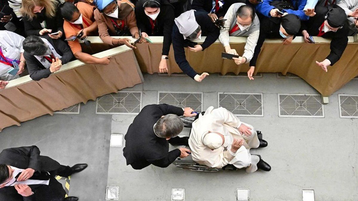 En la audiencia general que realizó este miércoles el Papa volvió a pedir perdón a sus fieles por no poder acercarse y saludarlos, acto que ya había ocurrido en otras oportunidades.