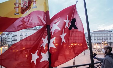 España hace un minuto de silencio por las víctimas por el coronavirus, especialmente por Madrid, que es la comunidad más golpeada de ese país. España hace un minuto de silencio por las víctimas por el coronavirus, especialmente por Madrid, que es la comunidad más golpeada de ese país.