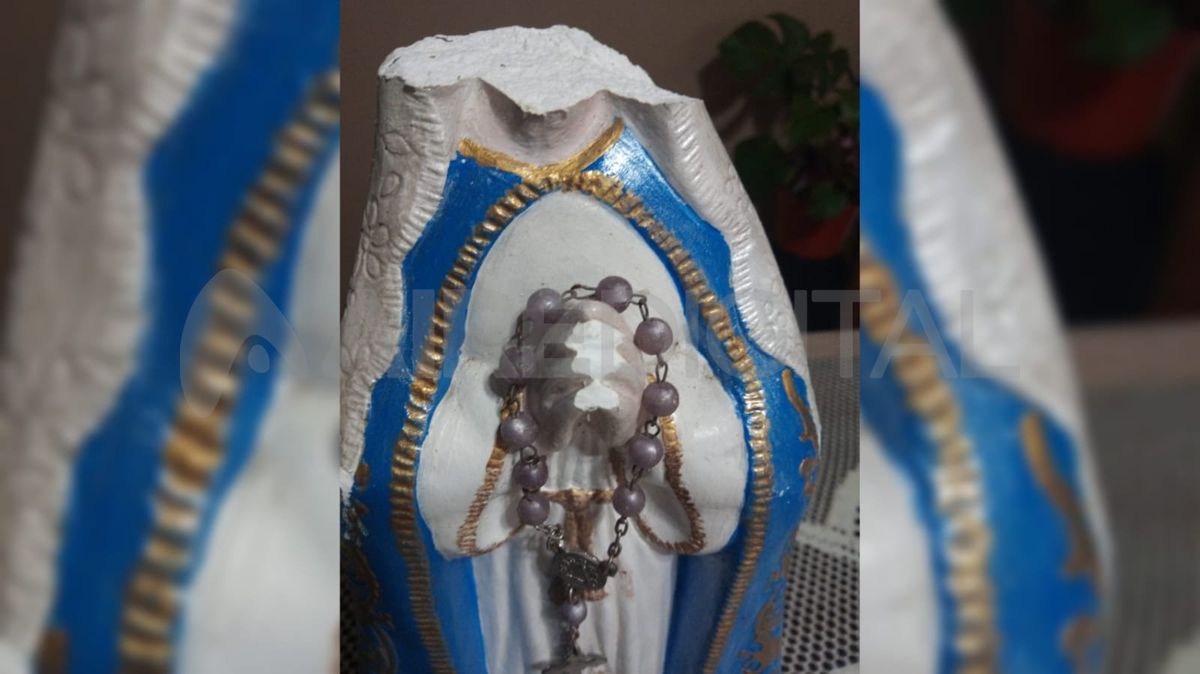 La figura fue hallada por los vecinos de barrio Mariano Comas a pocos metros de la ermita que se encuentra sobre Pedro Vittori y Domingo Silva