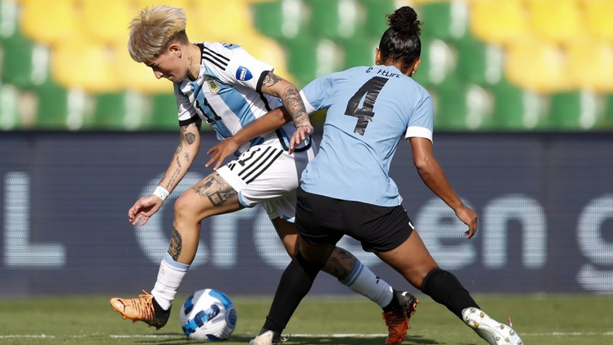 Copa América Femenina 2022: la Selección Argentina goleó a Uruguay, Triplete de Rodríguez y aportes de Banini y Stábile para los de Portanova  en Colombia, Página