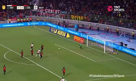 River anotó el cuarto gol y está a un paso de coronarse campeón. River anotó el cuarto gol y está a un paso de coronarse campeón.