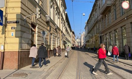 La gente camina por las calles de Lviv durante el día. A las 19 comienza el toque de queda. La gente camina por las calles de Lviv durante el día. A las 19 comienza el toque de queda.