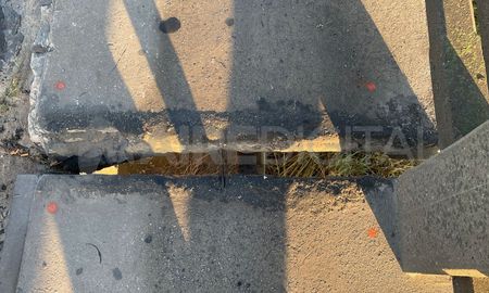 Así se ve la grieta en el paso peatonal del Puente Carretero. Así se ve la grieta en el paso peatonal del Puente Carretero.