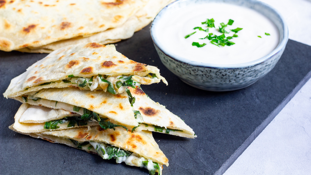 El gözleme es un plato turco que destaca por llevar ingredientes simples y rellenos deliciosos. El gözleme es un plato turco que destaca por llevar ingredientes simples y rellenos deliciosos.