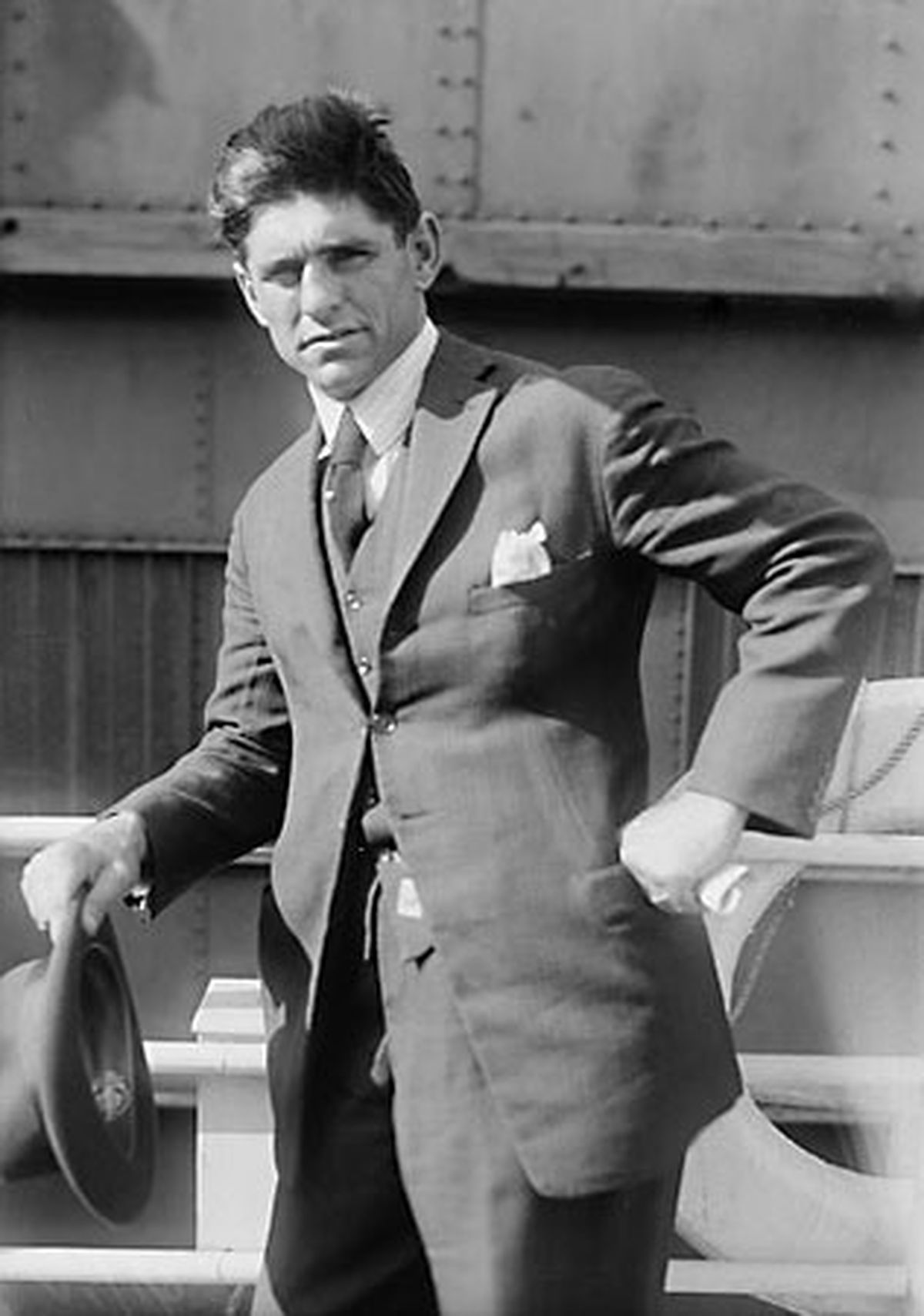 En abril de 1924, siete meses después de su derrota ante Dempsey, la FAB le otorgó a Firpo la licencia profesional Nº 1 y lo proclamó campeón argentino pesado. El Toro Salvaje de las Pampas es el padre del pugilismo nacional (o, si lo prefieren, el padre de la patria boxística criolla) y, años después, en honor a su épico choque con El Matador de Manassa, se instituyó al 14 de septiembre como el Día del Boxeador. En abril de 1924, siete meses después de su derrota ante Dempsey, la FAB le otorgó a Firpo la licencia profesional Nº 1 y lo proclamó campeón argentino pesado. El Toro Salvaje de las Pampas es el padre del pugilismo nacional (o, si lo prefieren, el padre de la patria boxística criolla) y, años después, en honor a su épico choque con El Matador de Manassa, se instituyó al 14 de septiembre como el Día del Boxeador.