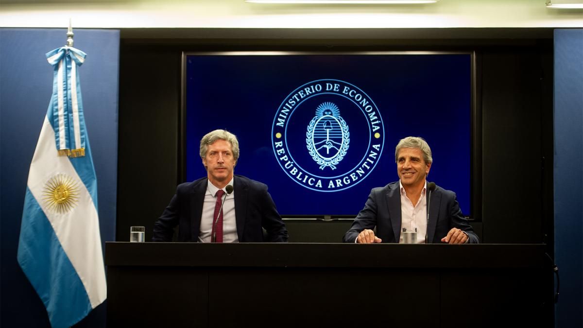 El anuncio estuvo a cargo del ministro de Economía Luis Caputo junto al presidente del Banco Central Santiago Bausili. El anuncio estuvo a cargo del ministro de Economía Luis Caputo junto al presidente del Banco Central Santiago Bausili.