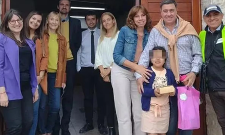Un juez de de Niñez anunció la adopción de una niña con globos vestido de cartero. Un juez de de Niñez anunció la adopción de una niña con globos vestido de cartero.