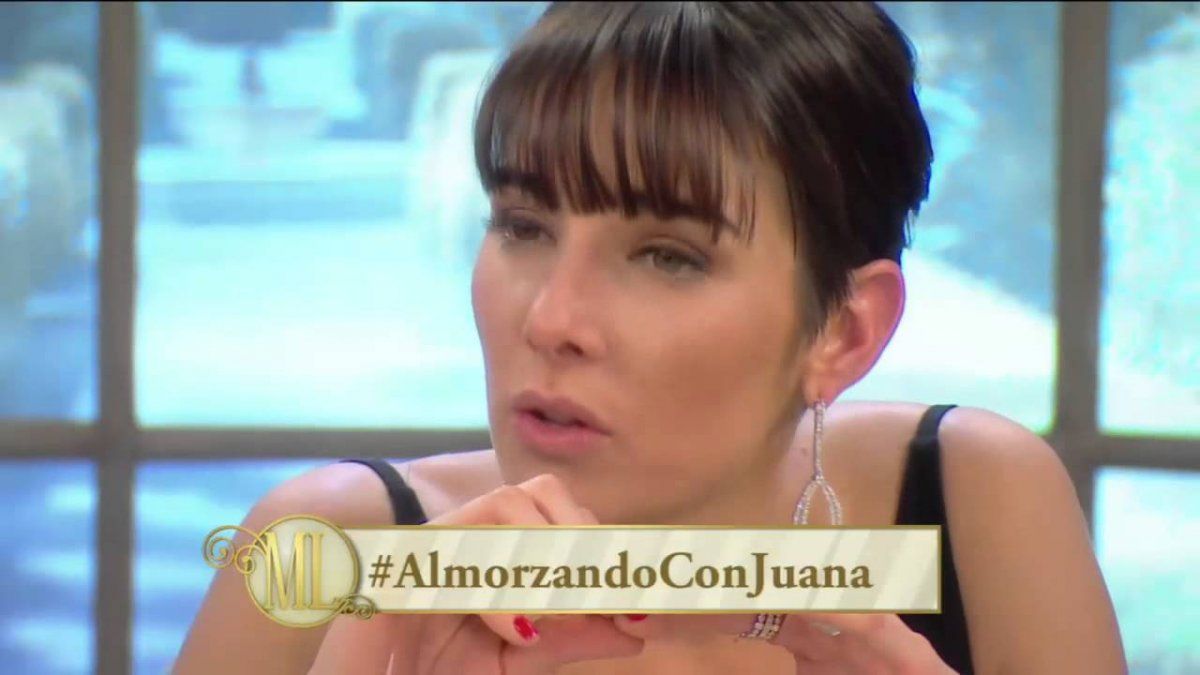 Juana Viale reemplazando por primera vez a Mirtha.