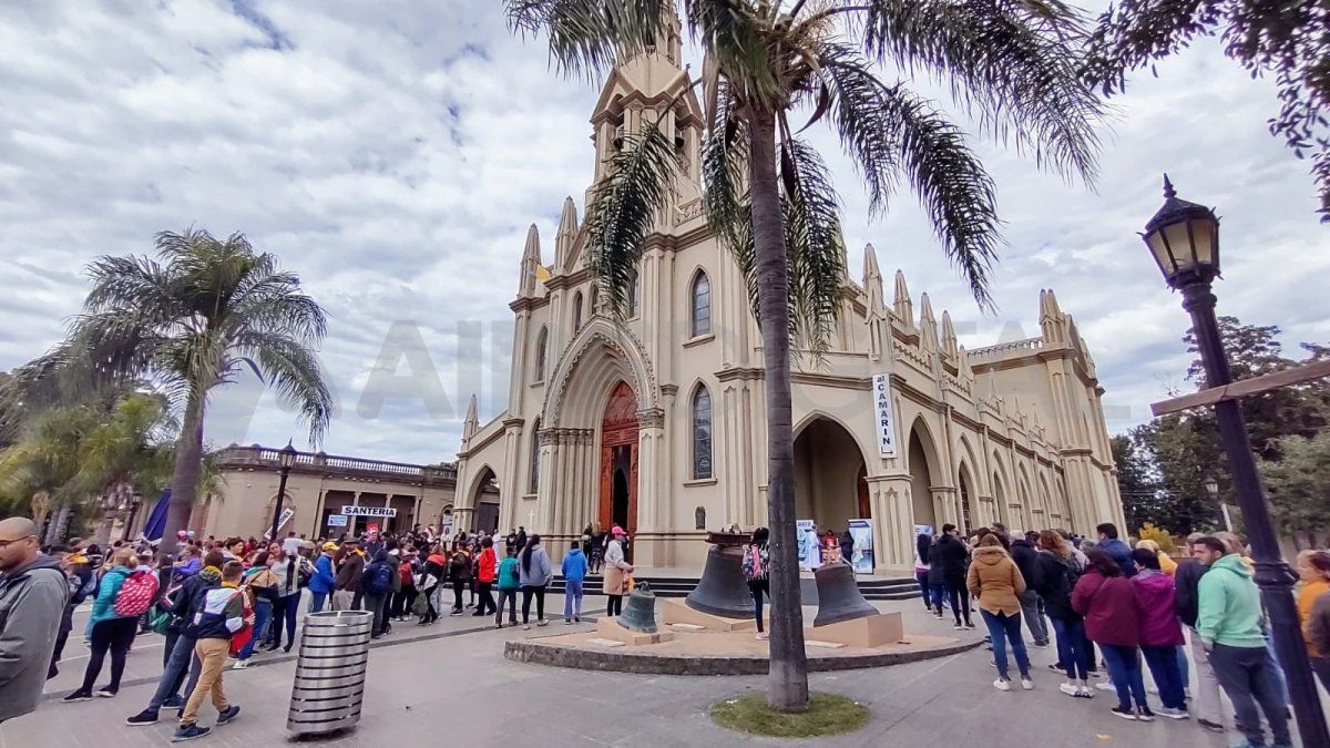 Llegan los primeros fieles este sábado a la Basílica Nuestra Señora de Guadalupe de la ciudad de Santa Fe.&nbsp;