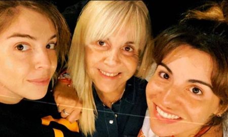 Claudia Villafañe junto a sus dos hijas. Claudia Villafañe junto a sus dos hijas.