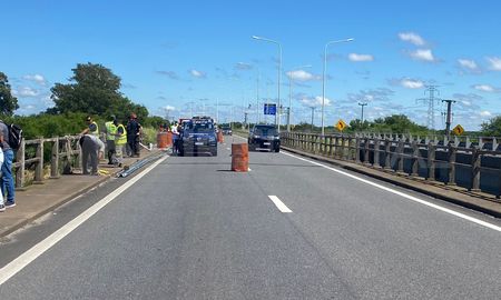 Buzos Tácticos buscan en el agua al camión accidentado. Buzos Tácticos buscan en el agua al camión accidentado.