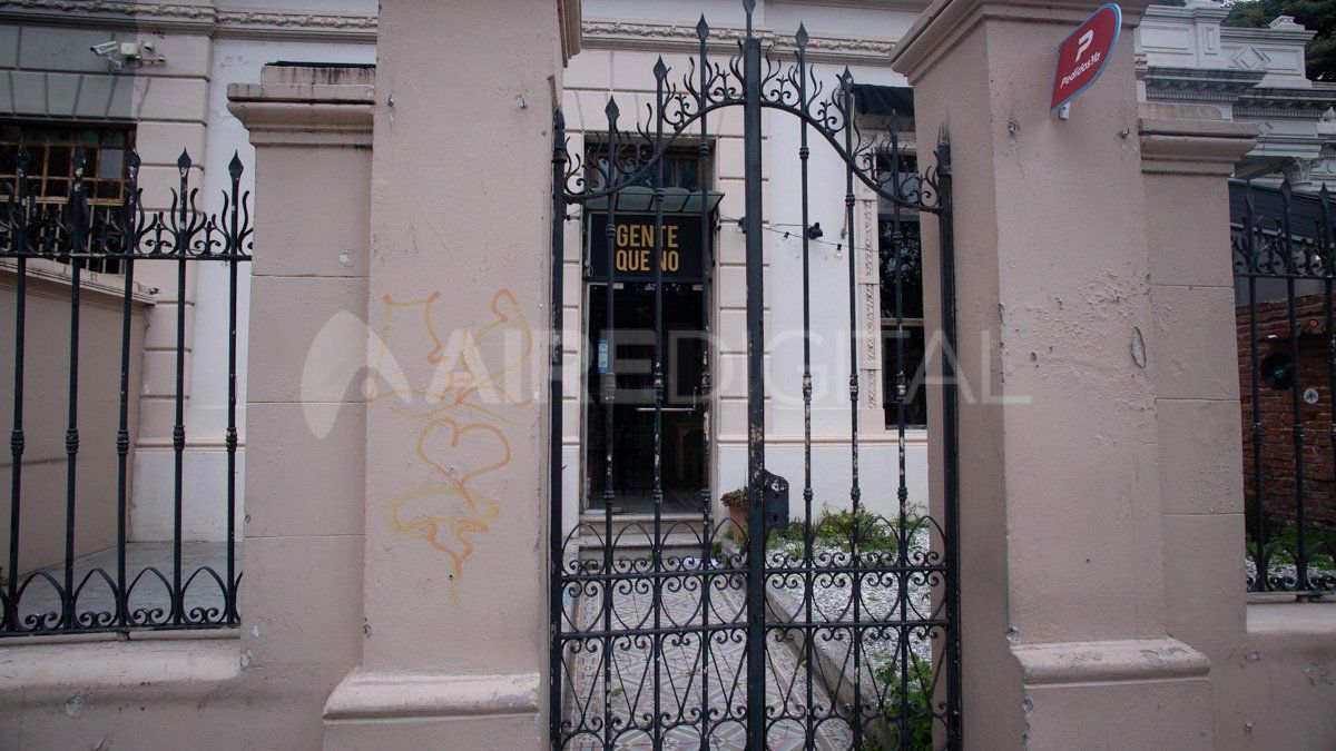 El viernes por la noche las personas que asistieron a ver un show de rock en un bar ubicado en barrio Candioti Sur fueron sorprendidas por hielos y botellas que eran arrojadas desde un balcón vecino