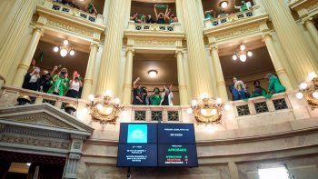 El Senado revirtió el rechazo de hace dos años y convirtió en ley el aborto