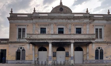 En un plazo de 10 meses de obra, se prevé la reparación y restauración de la fachada principal de la Estación Mitre. En un plazo de 10 meses de obra, se prevé la reparación y restauración de la fachada principal de la Estación Mitre.