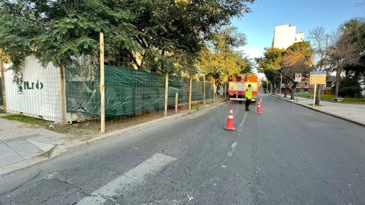 La empresa Aguas Santafesinas (ASSA) se encuentra trabajando en la reparación del hundimiento de Bulevar y Urquiza.
