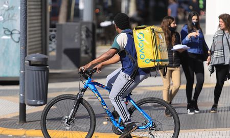Glovo operaba en Argentina desde 2018 con la empresa PedidosYa como principal competencia. Glovo operaba en Argentina desde 2018 con la empresa PedidosYa como principal competencia.