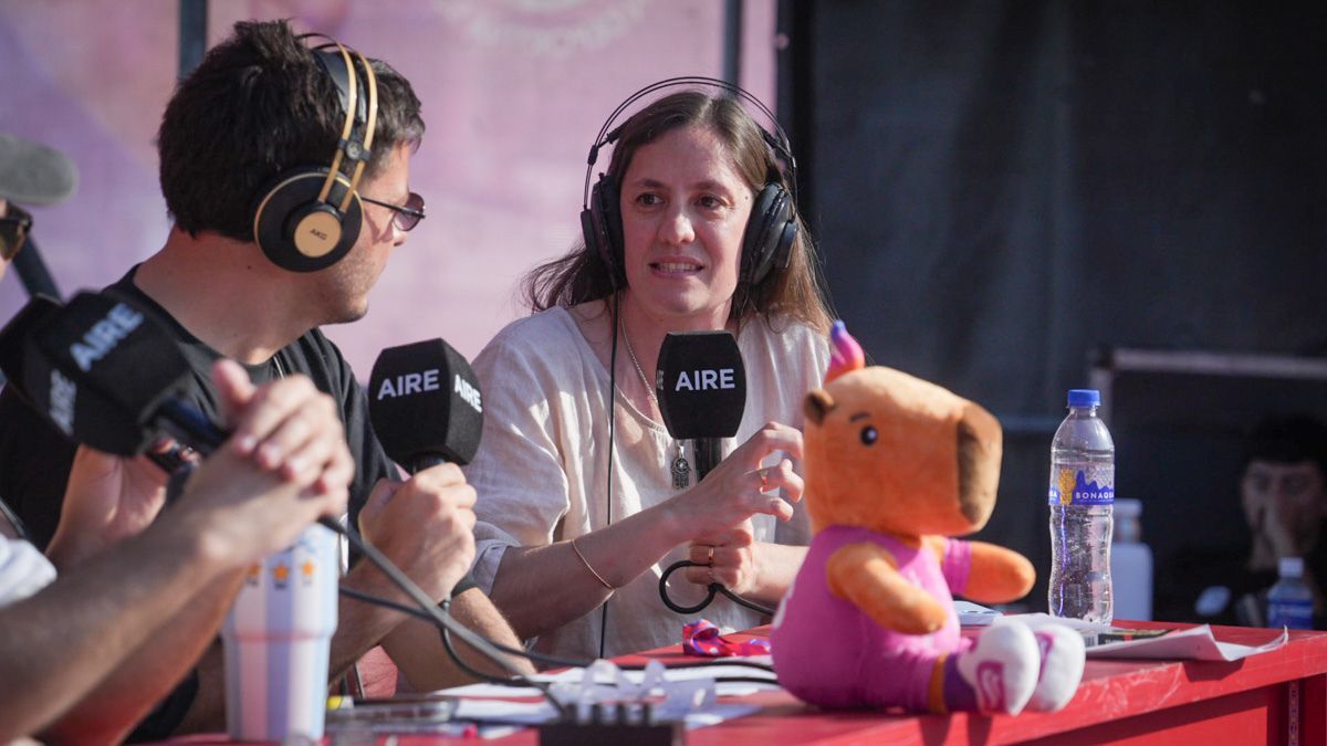 Luisina Fertonani, una de las nutricionistas encargadas de la alimentación de los deportistas, visitó Santa Siesta de AIRE durante la transmisión especial desde el FanFest.
