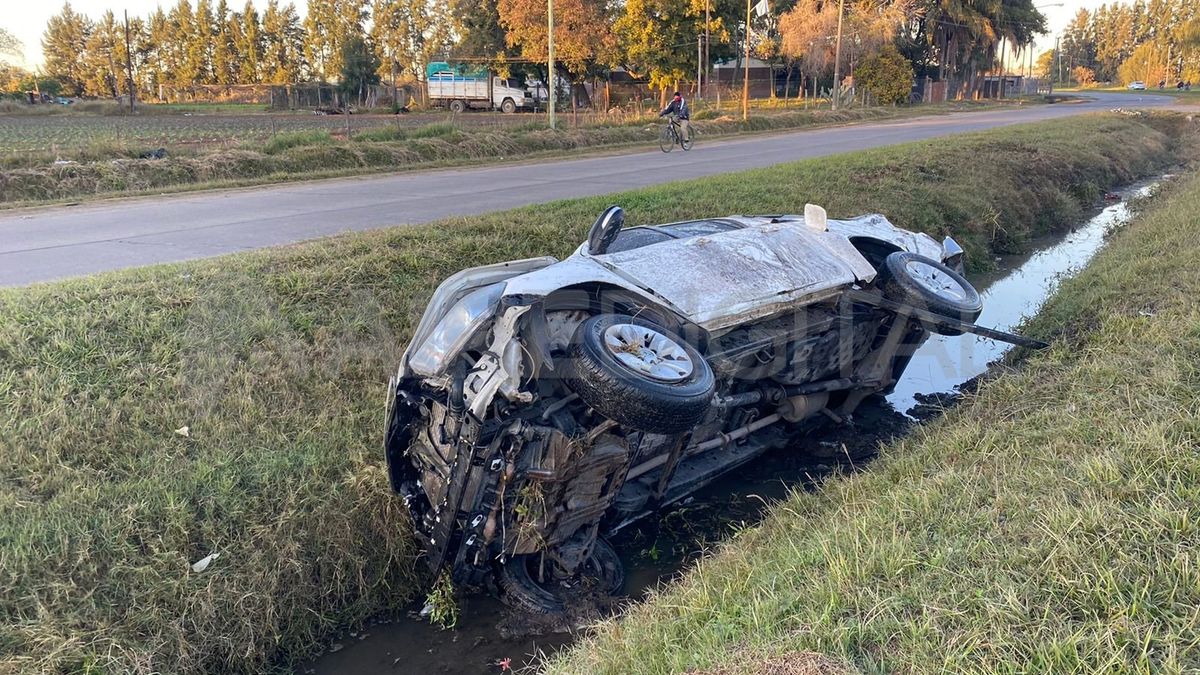 El vehículo permanecía este viernes por la mañana en el zanjón al aguardo de su remoción.