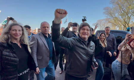 Tras tensión, empujones y huevazos, se suspendió el acto del Presidente Javier Milei en Santa Fe Tras tensión, empujones y huevazos, se suspendió el acto del Presidente Javier Milei en Santa Fe