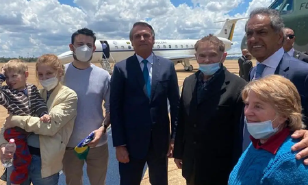 Scioli recibió en Brasil a 5 argentinos que escaparon de la guerra en Ucrania. Scioli recibió en Brasil a 5 argentinos que escaparon de la guerra en Ucrania.